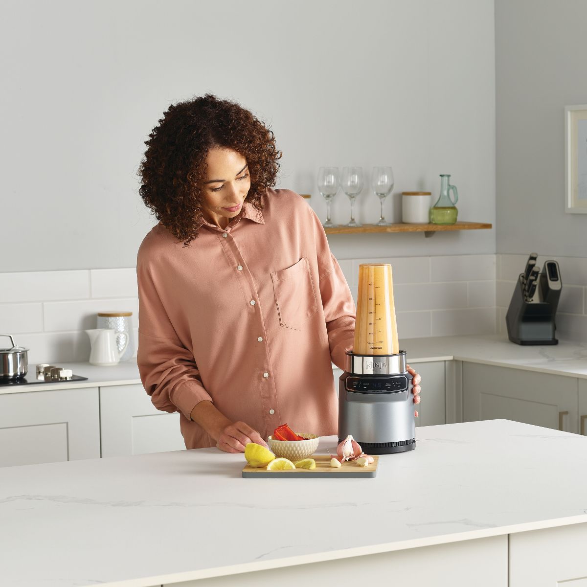 اخلط في الكوب